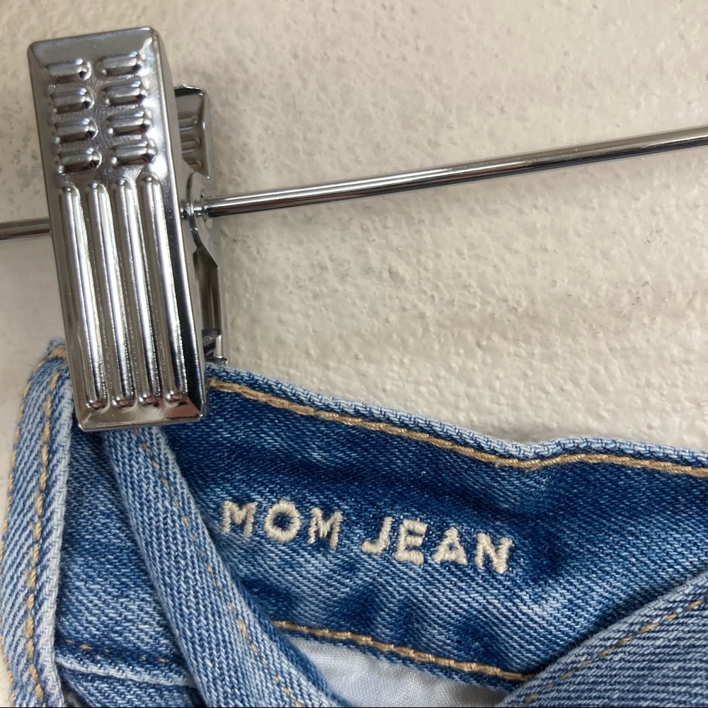 American Eagle AEO Mom Jean Destructed High‎ Rise Light Wash Jeans Women’s Sz 0 - Picture 5 of 5